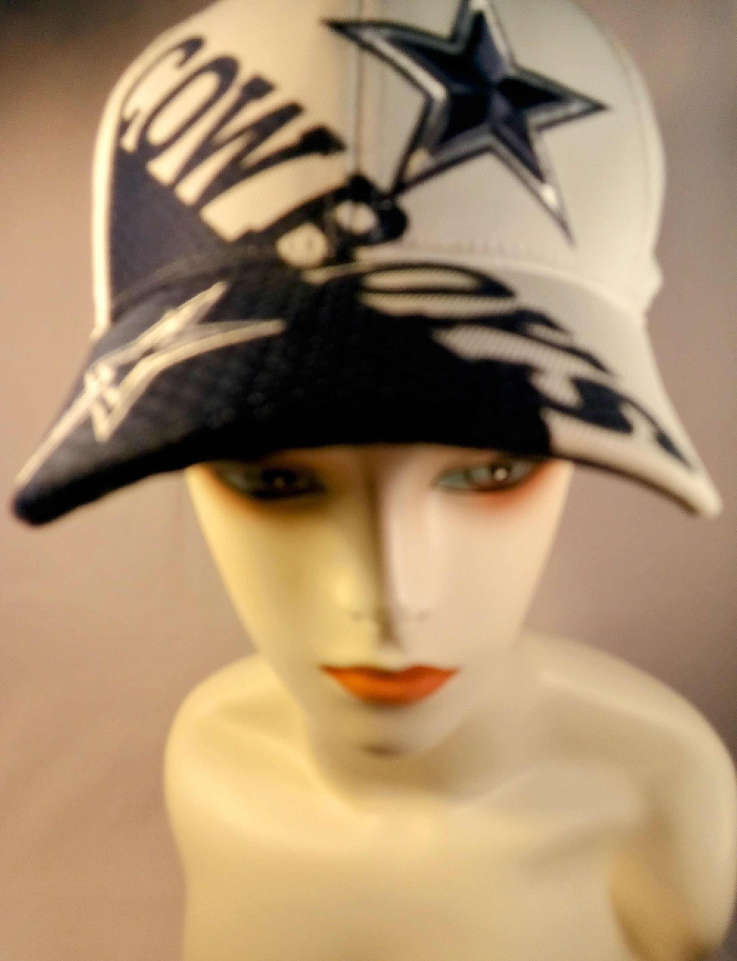 Dallas Cowboys Vintage Cap, Authentic Iconic NFL Emblem, Collectible Nostalgic Hat, Retro Fanwear Timeless Cotton Fabric, Embroidered Logo