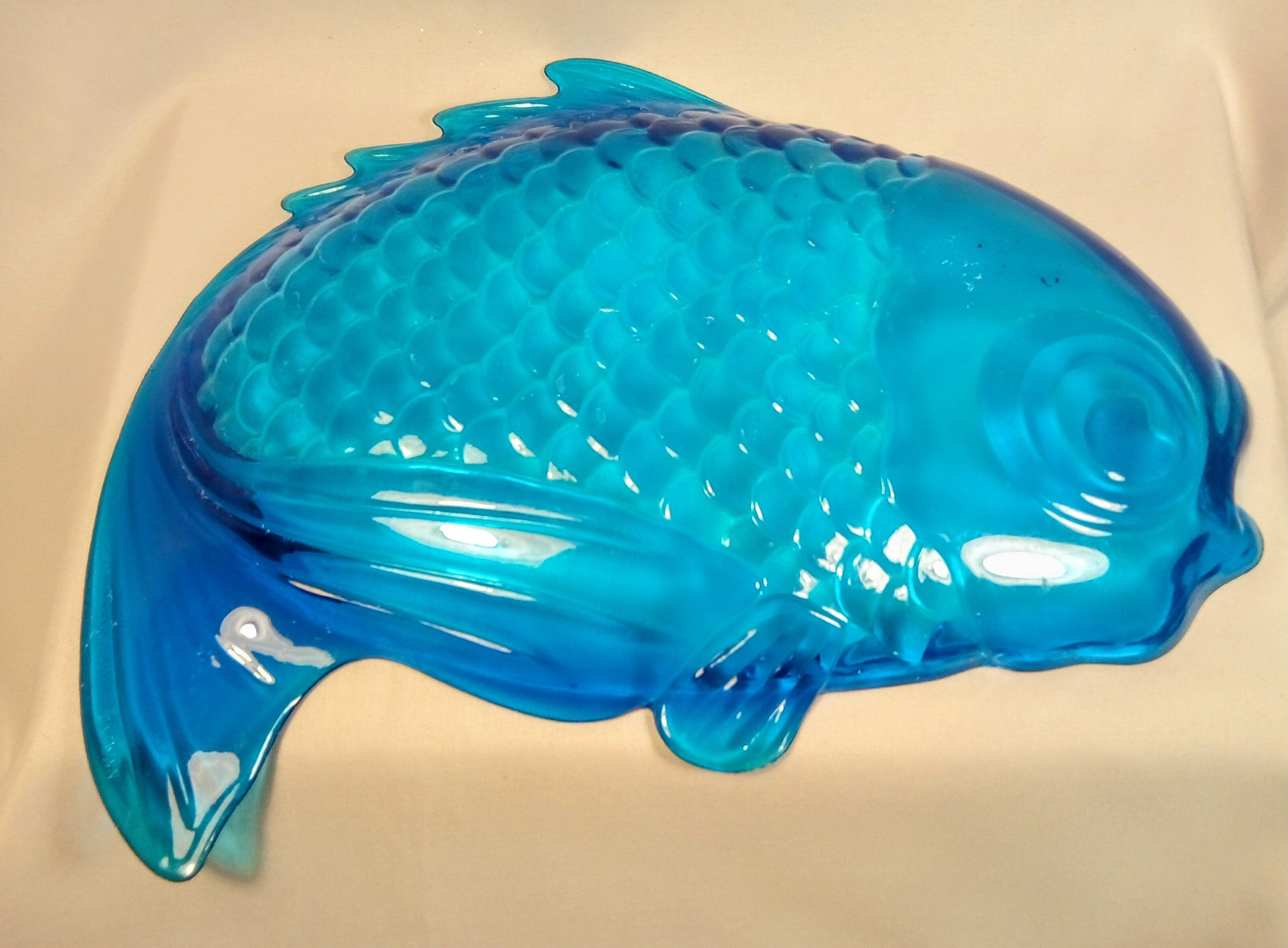 Blue Fish Plate for Outdoor Parties and Housewarming Gift, Collectible Fish-Shaped, Great for Mom, Unique for Gatherings