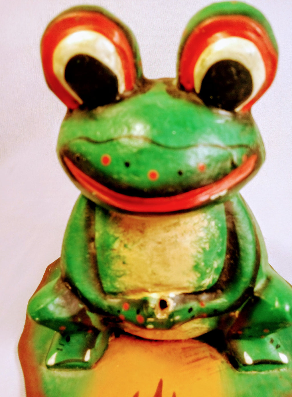 Sitting Frog Figurine, Birthday Gift for her Frog Lover Gift for Mom, Baby Shower Gift, White Tree Frog, Garden Art, Frog Wood Green Figurine for Frog Fans, Cute Yard Art, outdoor Frog