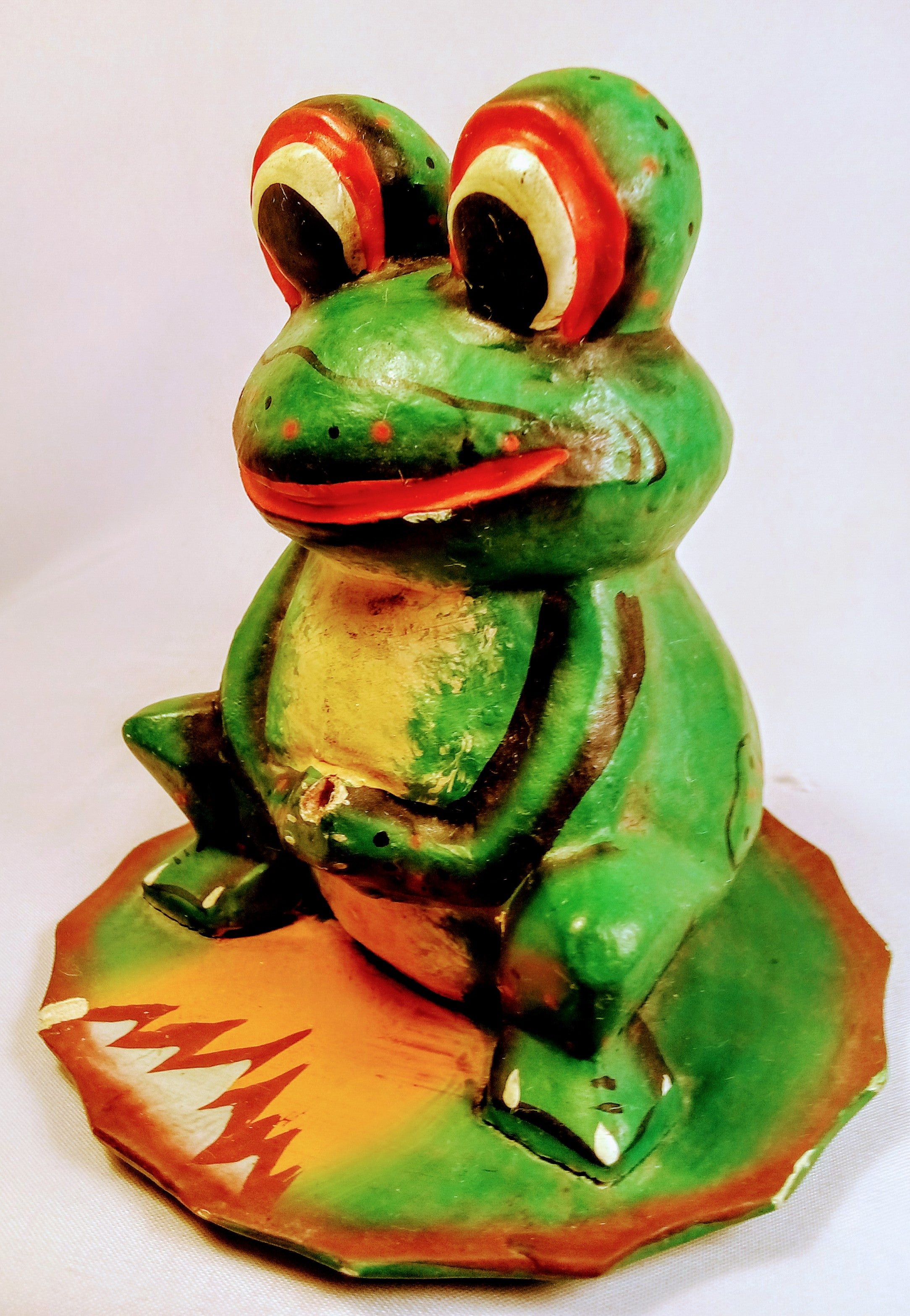 Sitting Frog Figurine, Birthday Gift for her Frog Lover Gift for Mom, Baby Shower Gift, White Tree Frog, Garden Art, Frog Wood Green Figurine for Frog Fans, Cute Yard Art, outdoor Frog