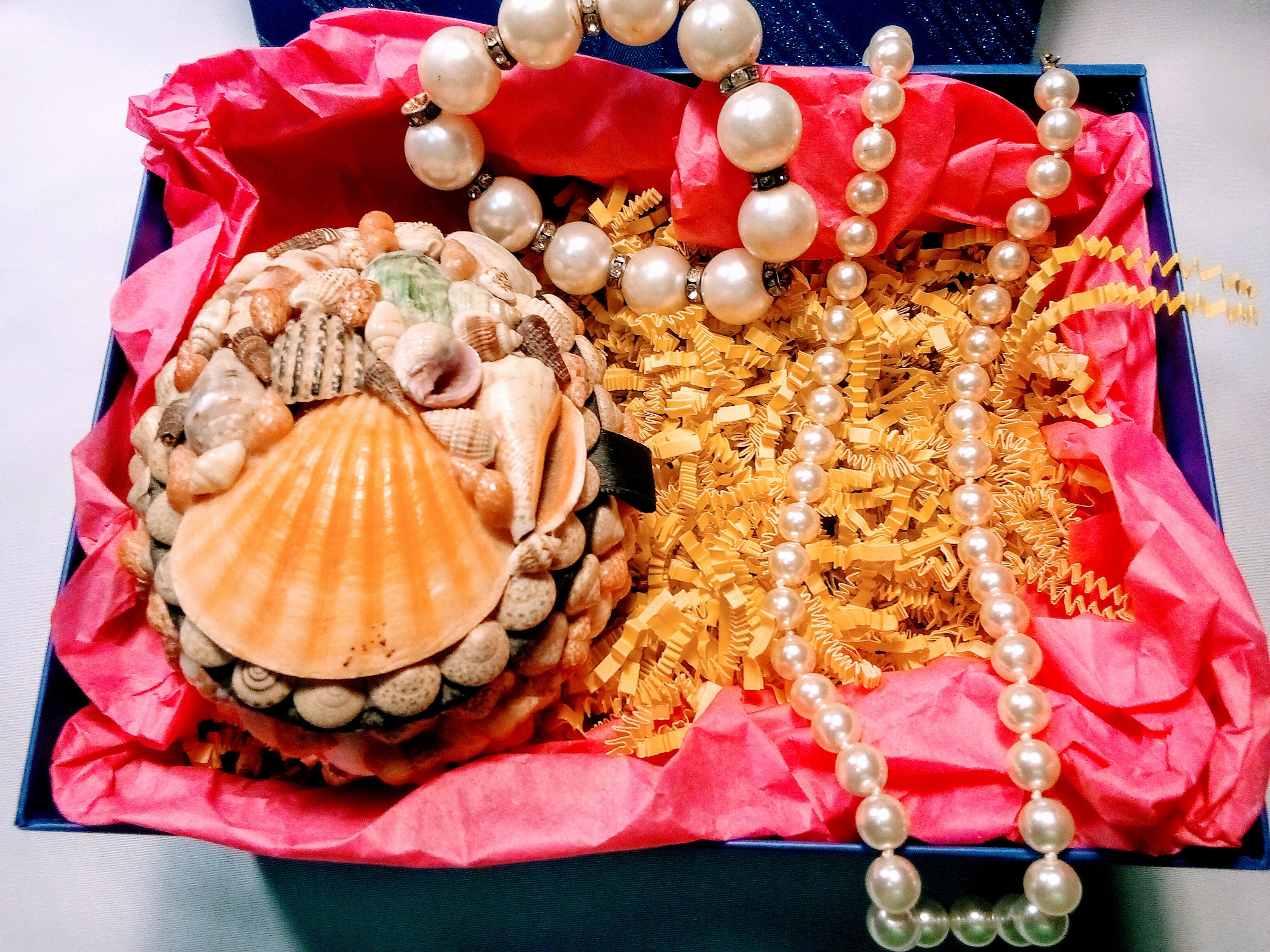 Gift Box, Gift for Her: Classic Fashion Pearl Necklace, Jumbo Pearl Bracelet,  Plus Seashell Jewelry Box