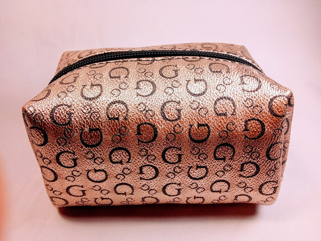Guess Cosmetic Bag for On-the-Go, Chic Makeup Organization, Stylish Travel Makeup Pouch, Perfect for Your Essentials