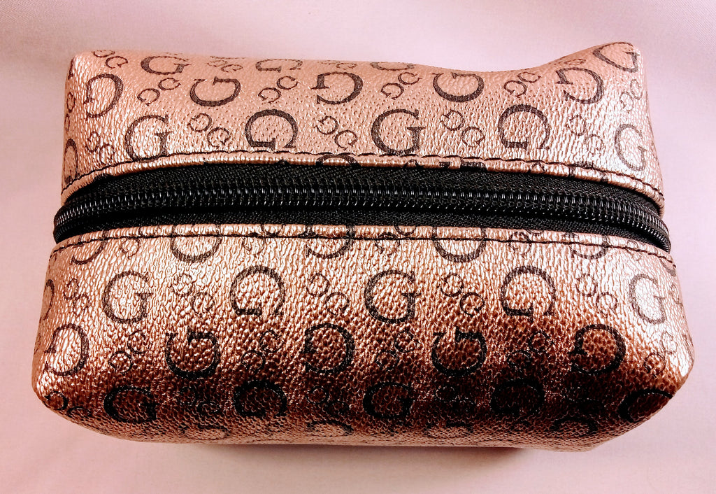 Guess Cosmetic Bag for On-the-Go, Chic Makeup Organization, Stylish Travel Makeup Pouch, Perfect for Your Essentials