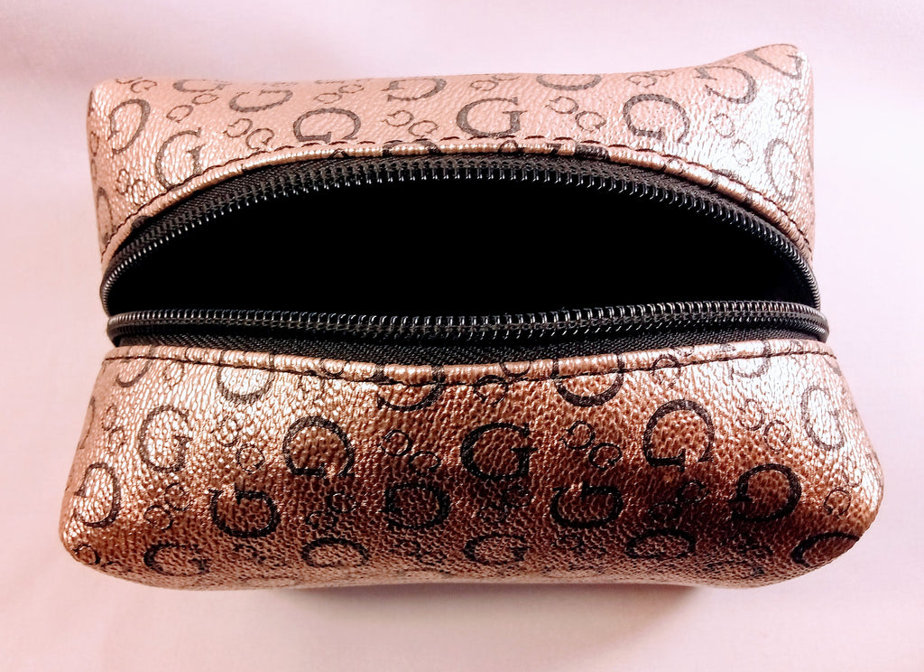 Guess Cosmetic Bag for On-the-Go, Chic Makeup Organization, Stylish Travel Makeup Pouch, Perfect for Your Essentials