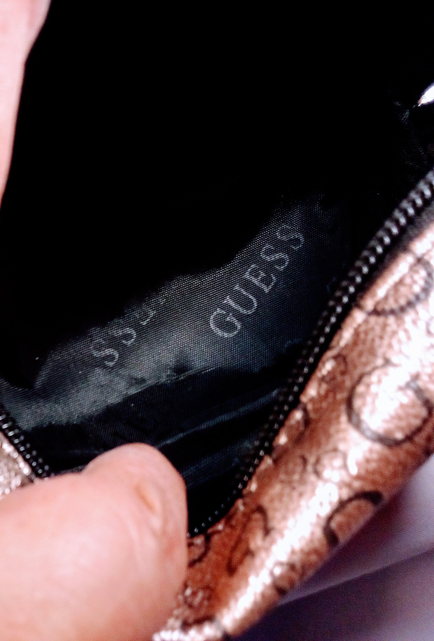 Guess Cosmetic Bag for On-the-Go, Chic Makeup Organization, Stylish Travel Makeup Pouch, Perfect for Your Essentials