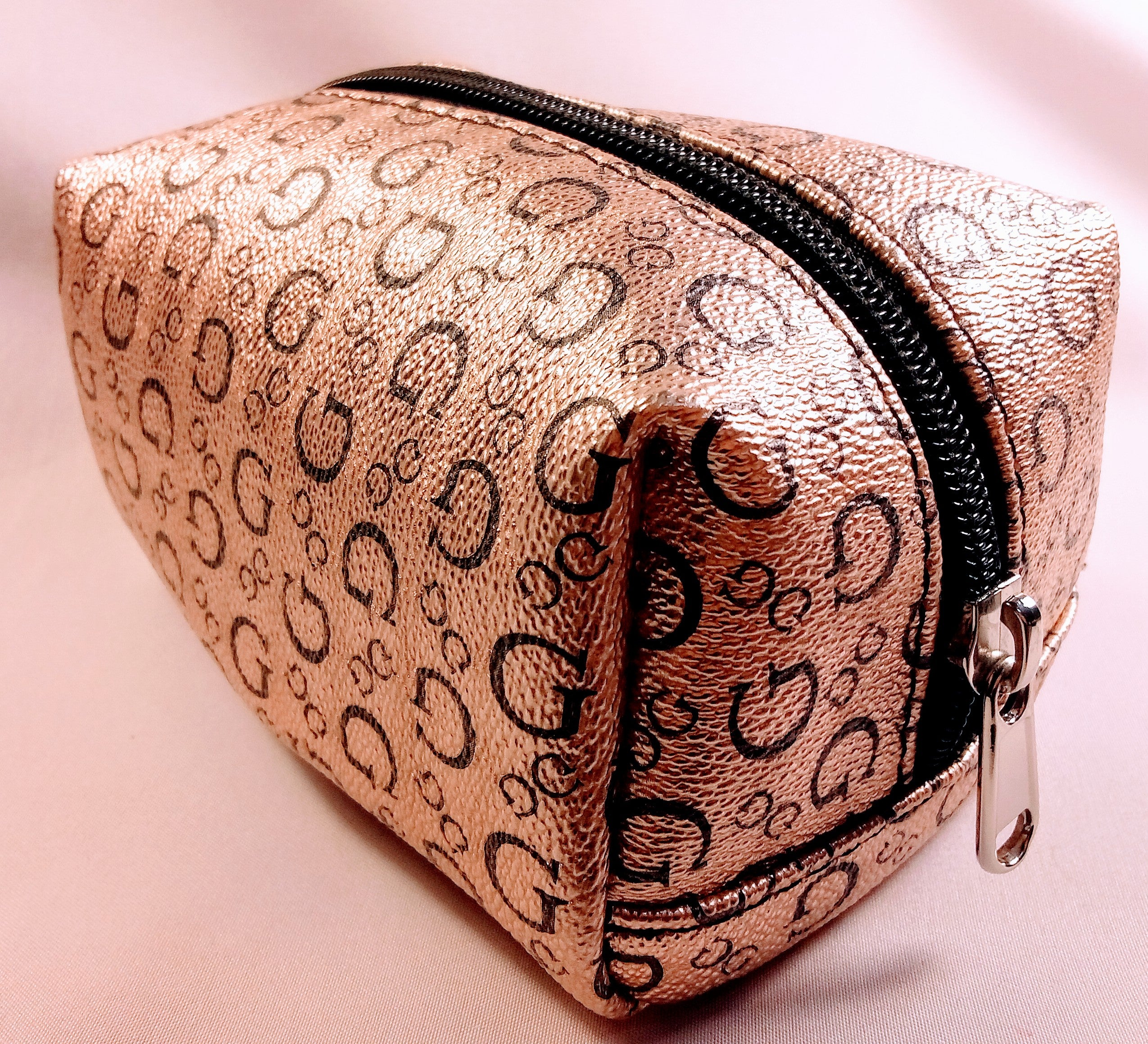 Guess Cosmetic Bag for On-the-Go, Chic Makeup Organization, Stylish Travel Makeup Pouch, Perfect for Your Essentials