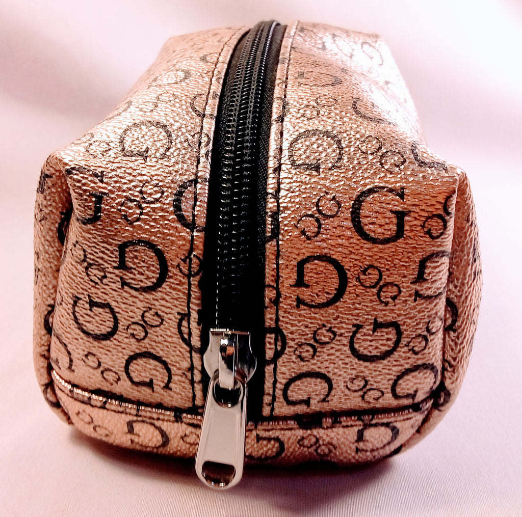Guess Cosmetic Bag for On-the-Go, Chic Makeup Organization, Stylish Travel Makeup Pouch, Perfect for Your Essentials