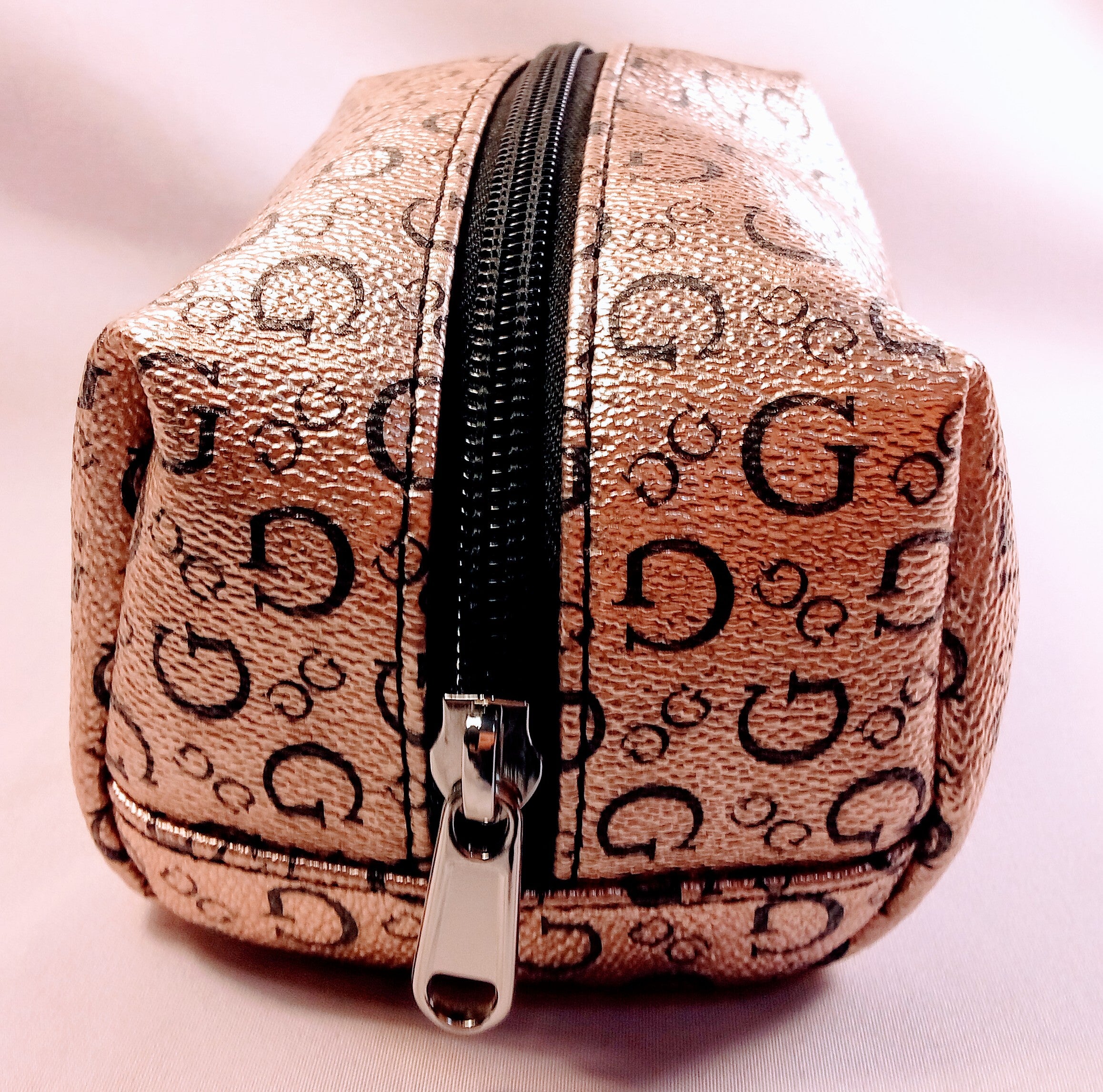 Guess Cosmetic Bag for On-the-Go, Chic Makeup Organization, Stylish Travel Makeup Pouch, Perfect for Your Essentials