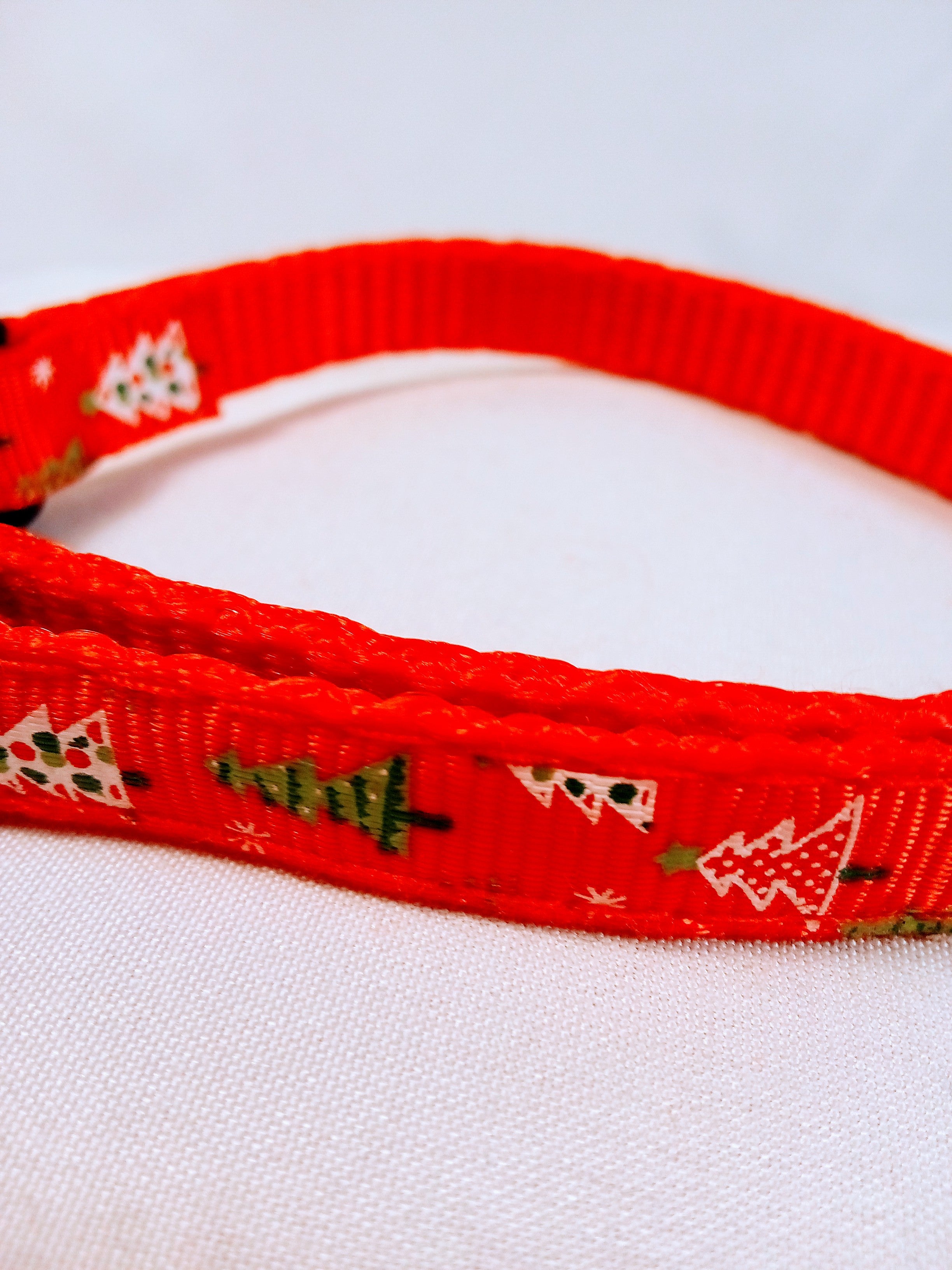 Festive  Pet Collar, Jingle Bell for Dogs and Cats, Holiday Cheer Vibrant Red and Green, Jolly Fun Detail