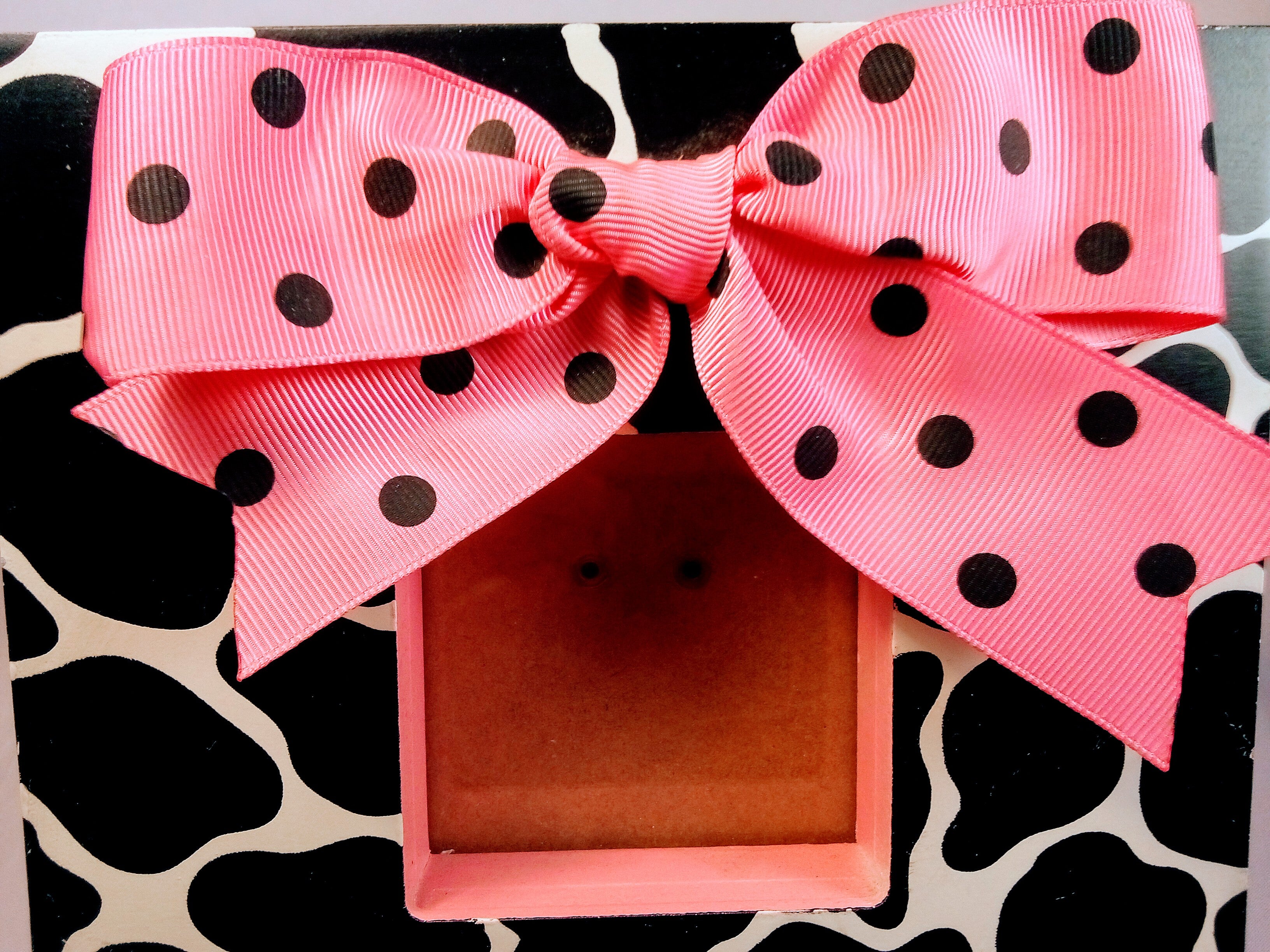 Handcrafted Glass Picture Frame with Delightful Bow Detail, Perfect for Cherished Moments, Delightful Wood Design for Your Favorite Memories