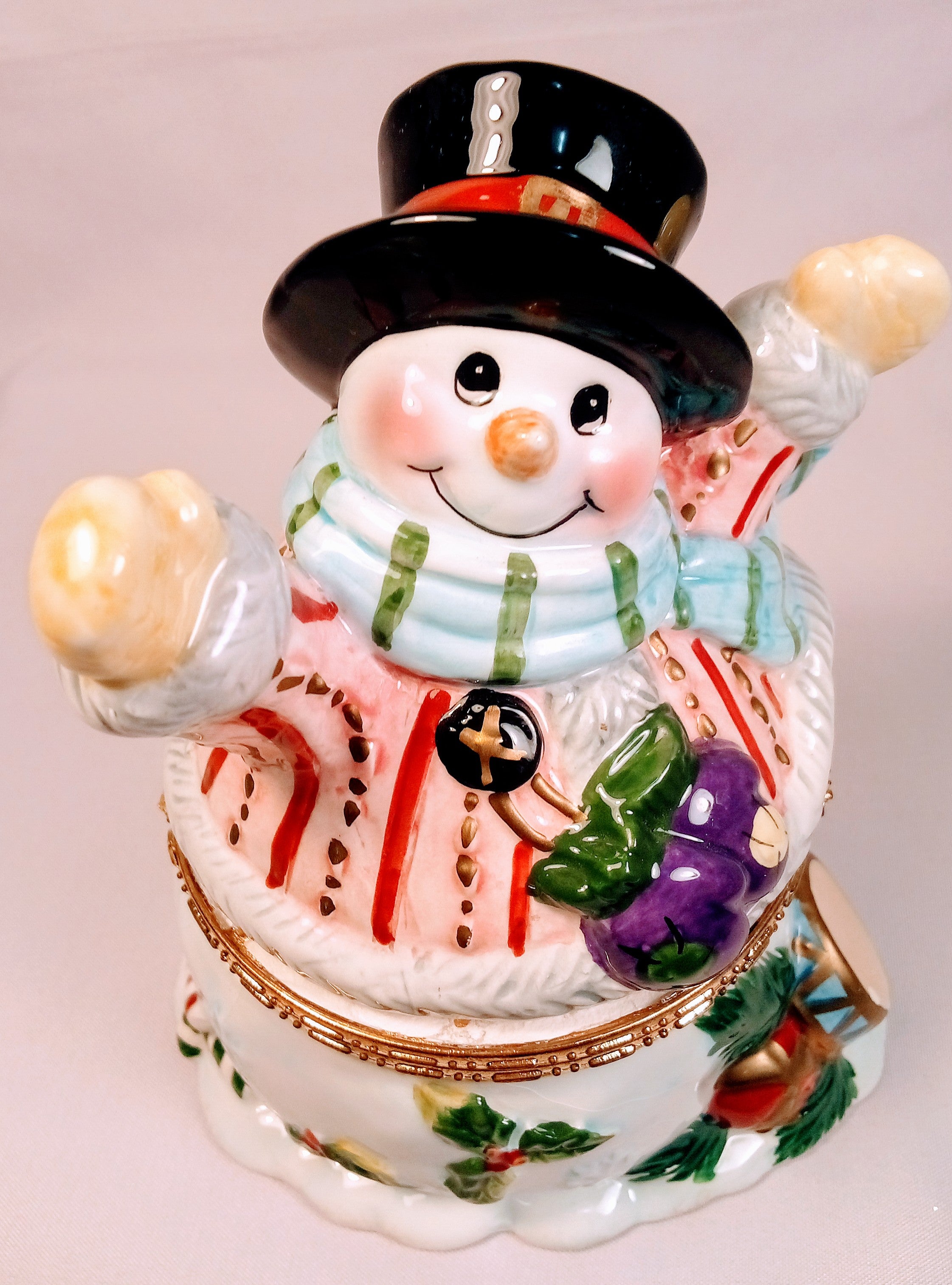 Snowman Trinket Box Hand-painted Christmas Decor, with Elegant Gold accents, Holiday Cheer Keepsake Box, Festive Ceramics for Treasures