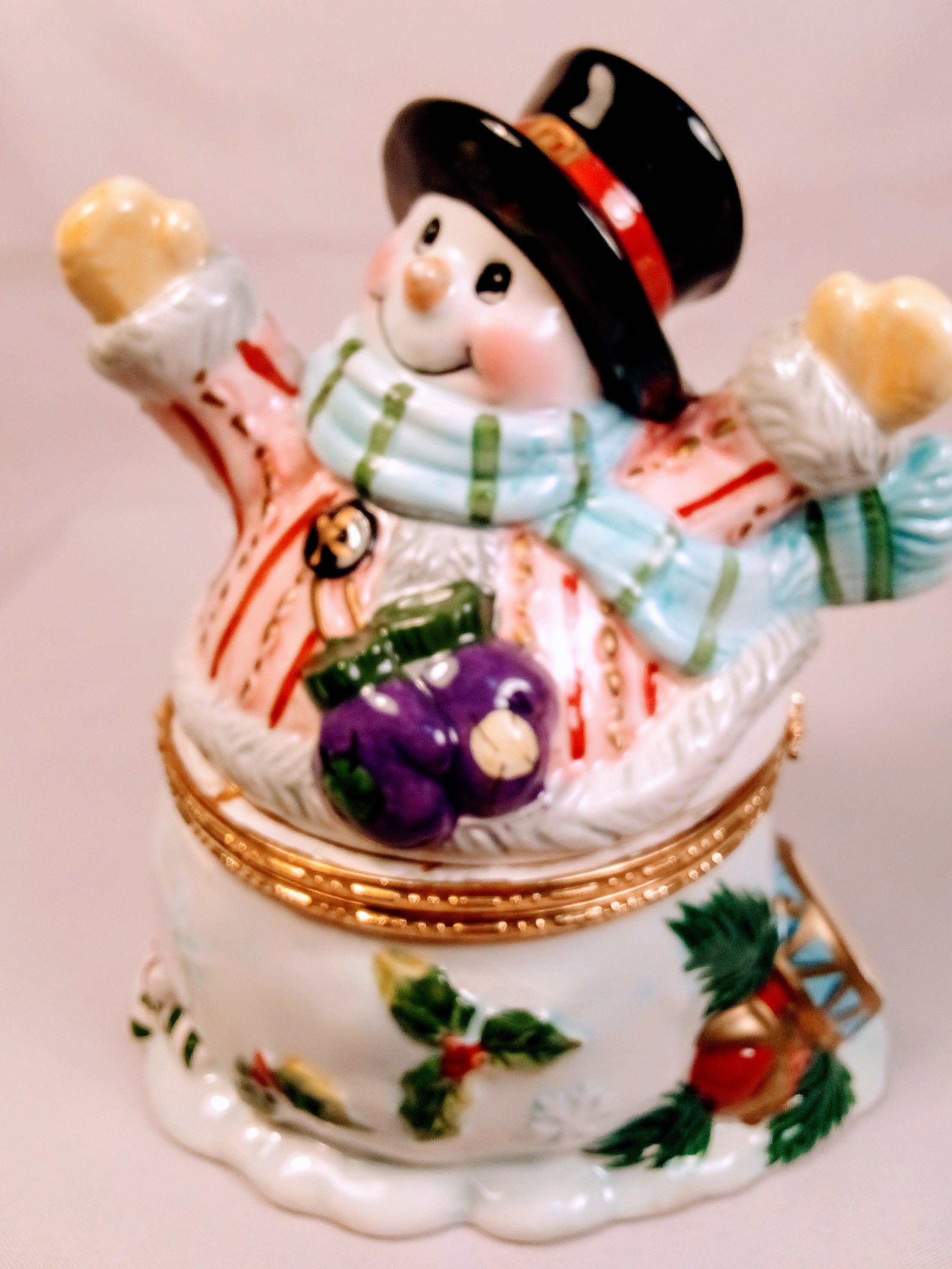Snowman Trinket Box Hand-painted Christmas Decor, with Elegant Gold accents, Holiday Cheer Keepsake Box, Festive Ceramics for Treasures