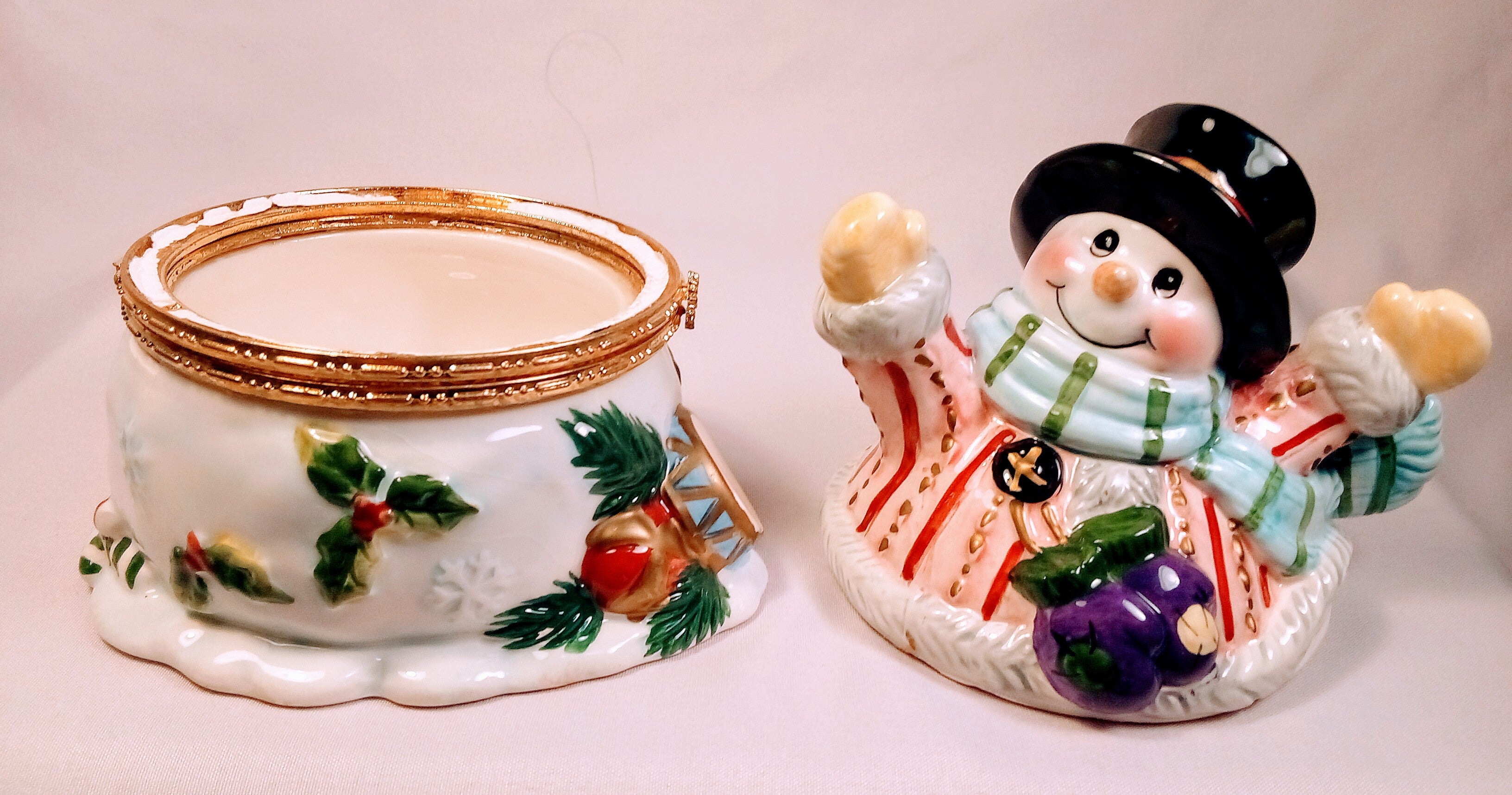 Snowman Trinket Box Hand-painted Christmas Decor, with Elegant Gold accents, Holiday Cheer Keepsake Box, Festive Ceramics for Treasures
