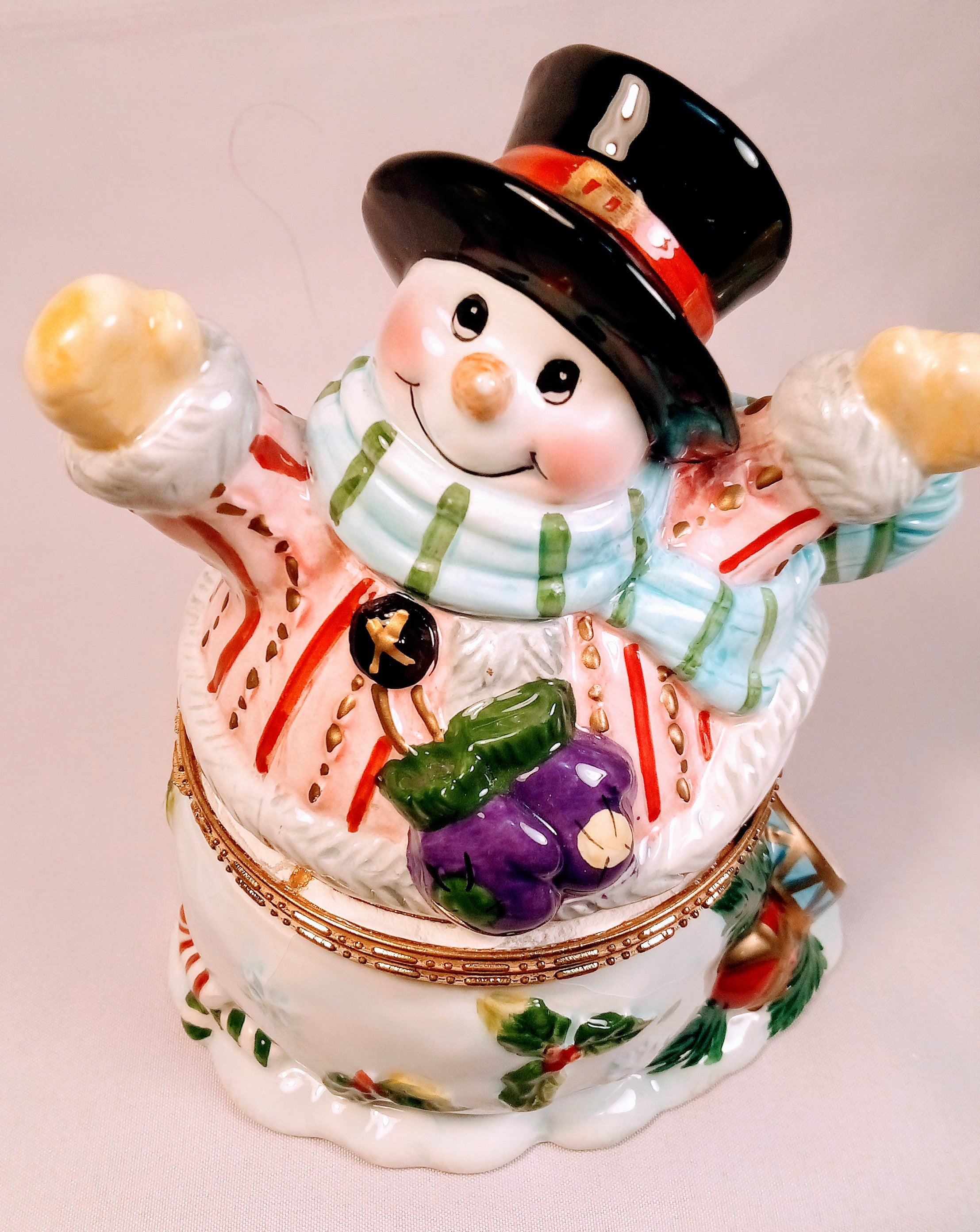 Snowman Trinket Box Hand-painted Christmas Decor, with Elegant Gold accents, Holiday Cheer Keepsake Box, Festive Ceramics for Treasures