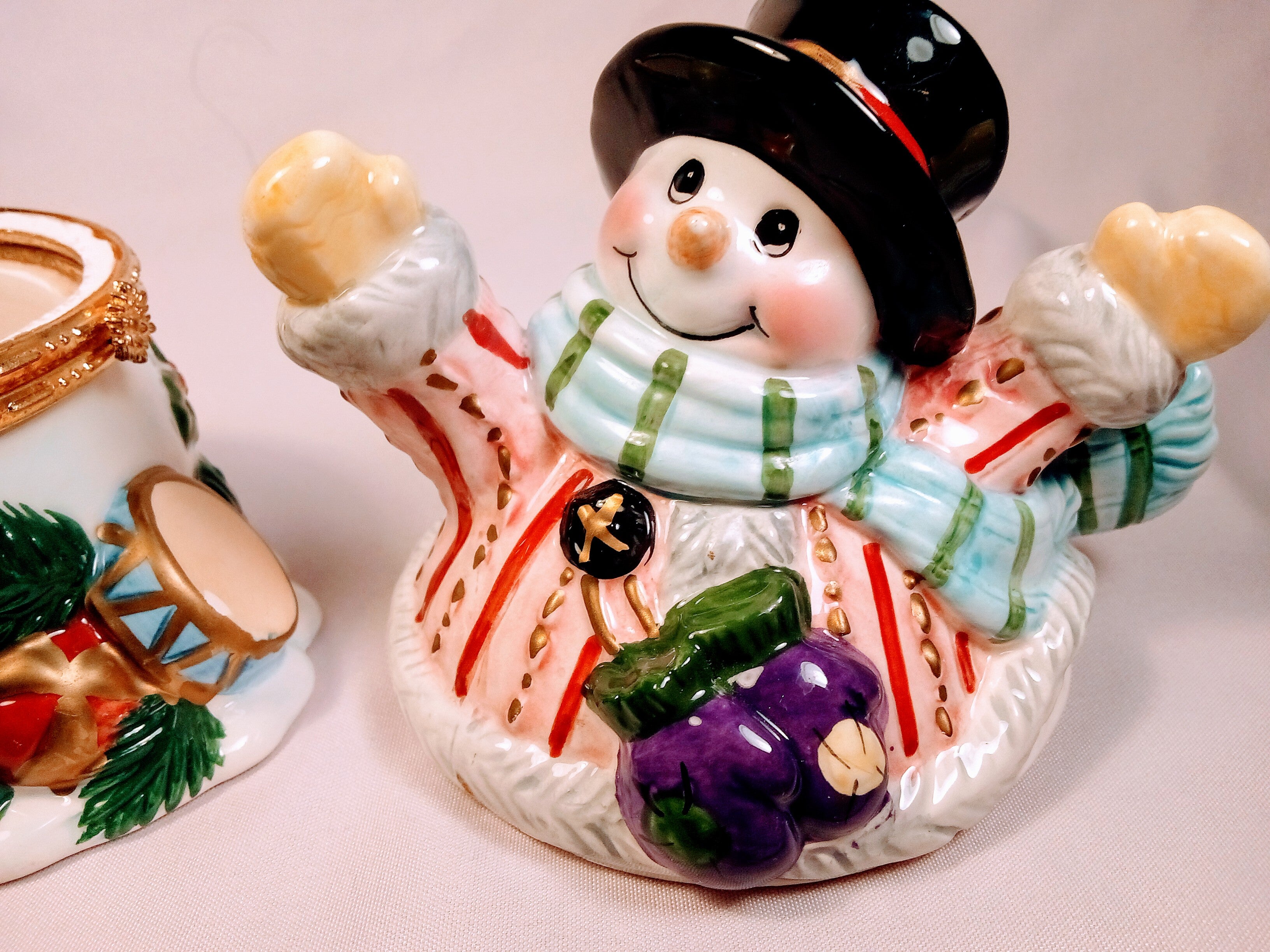 Snowman Trinket Box Hand-painted Christmas Decor, with Elegant Gold accents, Holiday Cheer Keepsake Box, Festive Ceramics for Treasures