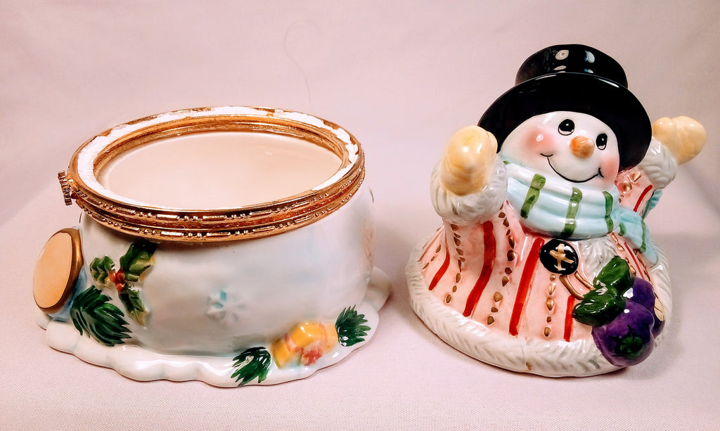 Snowman Trinket Box Hand-painted Christmas Decor, with Elegant Gold accents, Holiday Cheer Keepsake Box, Festive Ceramics for Treasures