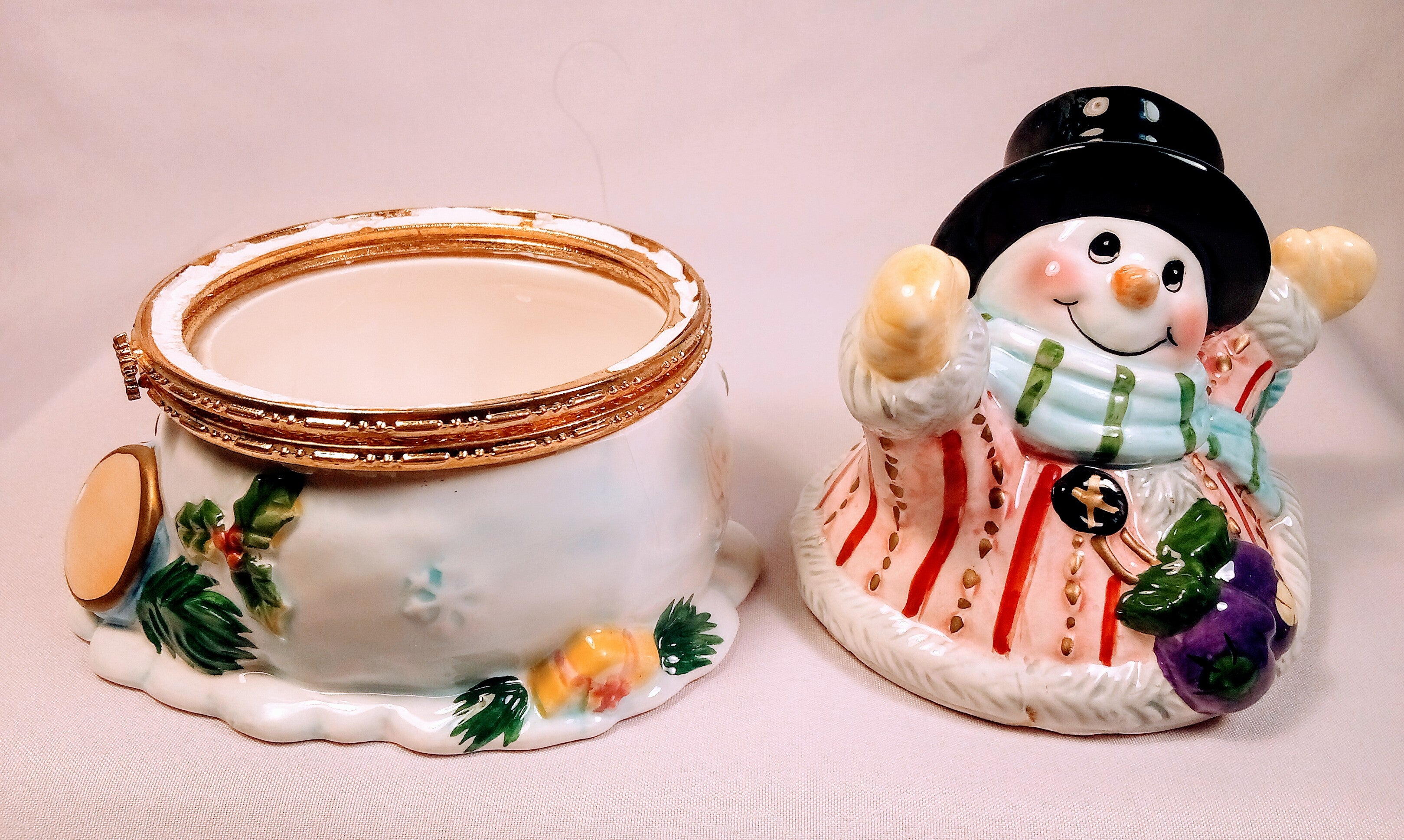 Snowman Trinket Box Hand-painted Christmas Decor, with Elegant Gold accents, Holiday Cheer Keepsake Box, Festive Ceramics for Treasures